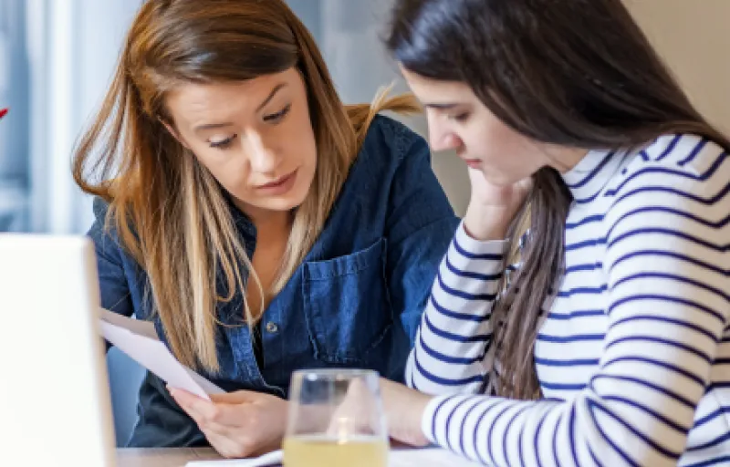 Une personne bénéficie d'un soutien personnalisé pour son budget.