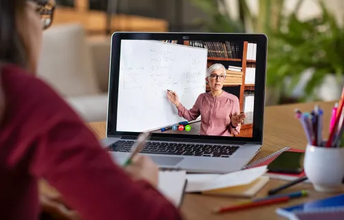 Personne regardant une vidéo explicative