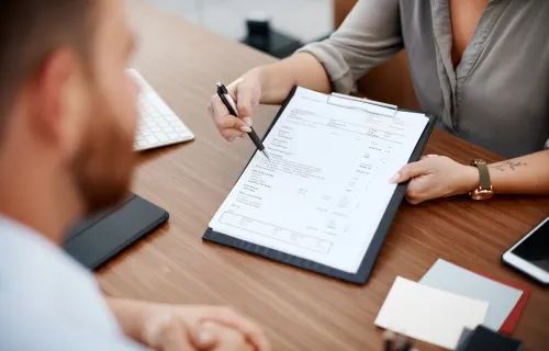 Conseillère expliquant un document à une personne